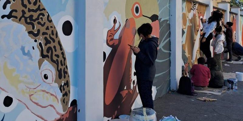 Studenti contro il grigio del cemento: un murale per riportare il verde e la memoria nel quartiere di Barriera