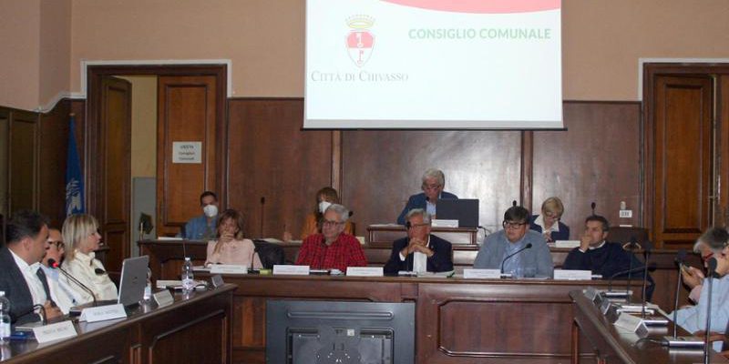 Tensione al Consiglio comunale di Chivasso: il presidente Perfetto si scusa per un commento offensivo