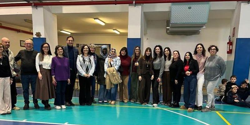 Jeans usati trasformati in grembiulini per la scuola primaria di Volpiano