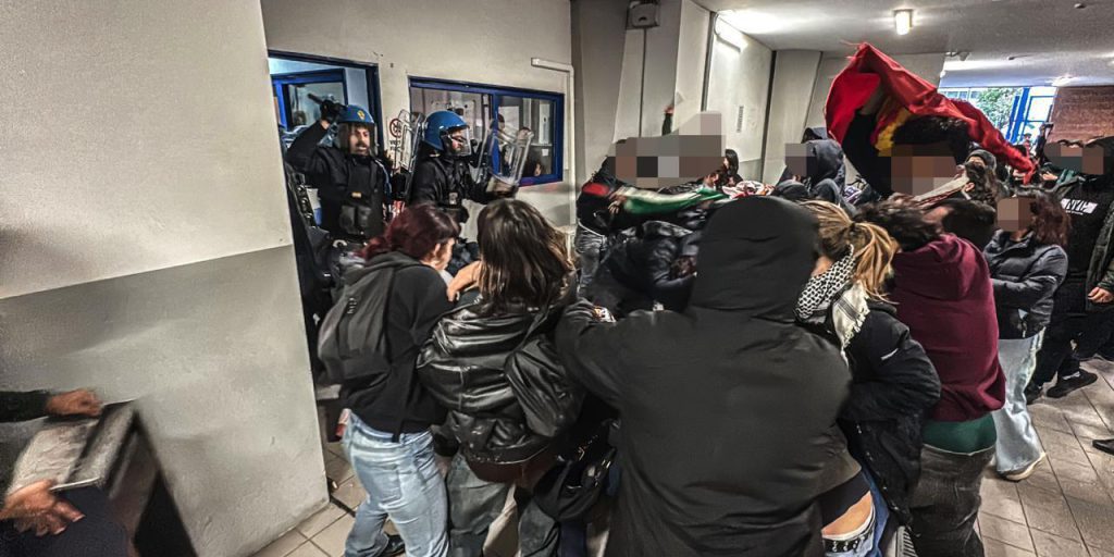 Scontri a Torino: manifestanti lanciano estintori contro la polizia durante il “No Meloni Day”