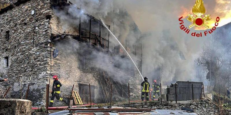 Incendio in una casa di pietra a Novalesa: animali salvati nella stalla