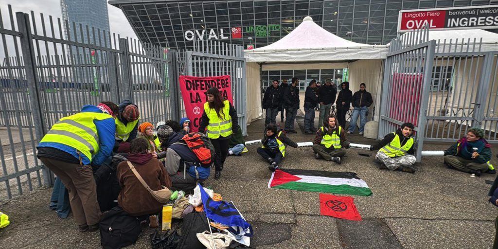 Extinction Rebellion blocca l'Oval Lingotto e il grattacielo per protestare contro l'Aerospace &amp; Defence Meeting