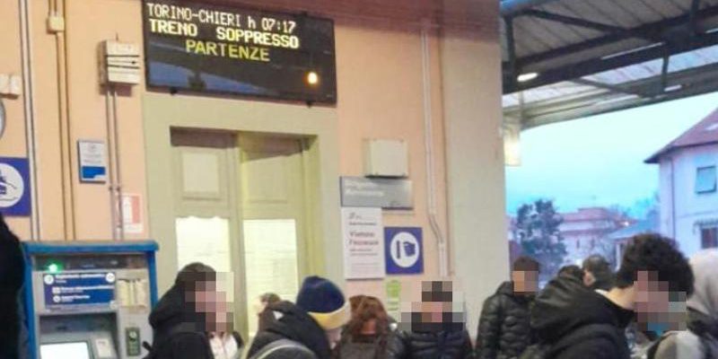 Interruzione del servizio SFM1: due convogli cancellati e centinaia di passeggeri in attesa