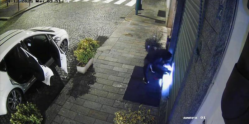 Tentato furto a Chivasso registrato dalle telecamere di sicurezza
