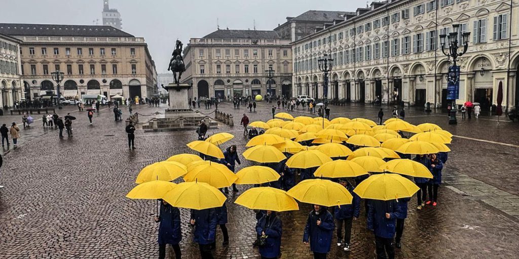 Flash mob a Piazza San Carlo celebra le Nitto ATP Finals con ombrelli a forma di pallina da tennis
