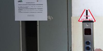 Ascensore rotto da un mese a via Maddalene: disabili e anziani bloccati.