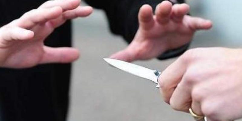 Uomo ferito con 12 coltellate a San Salvario: tre arresti, ma resta il mistero sulla ragazza con parrucca blu