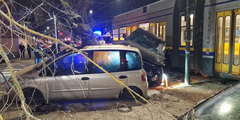 Tram della GTT colpisce Ford Cougar, abbattuto albero e ferito lieve