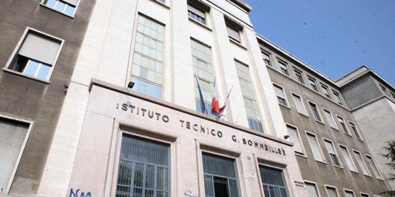 Ricordo di 1970: tre ragazzi e tre ragazze si incontrano per la prima volta