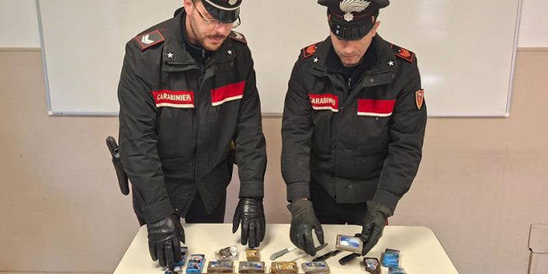 Quattro chili di hashish trovati a Ivrea: padre e figlio arrestati