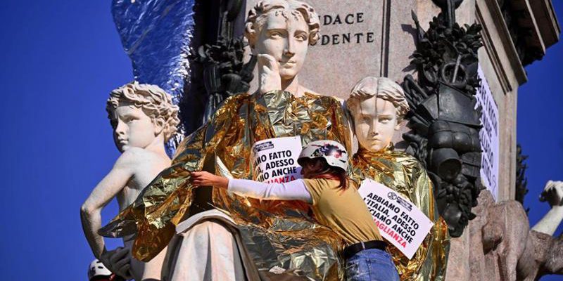 Azione di Extinction Rebellion in piazza Carlina a Torino: "Il pianeta brucia"