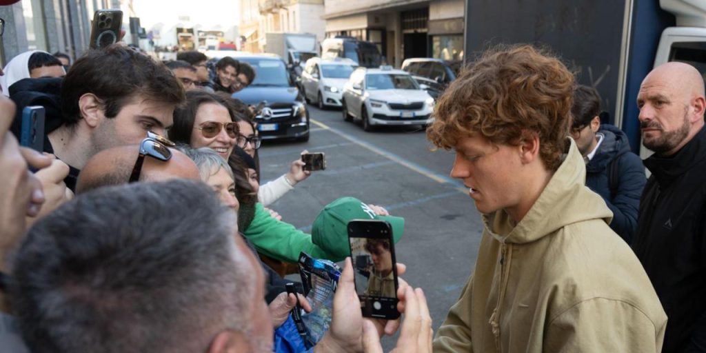 Jannik Sinner arriva a Torino per le ATP Finals: una prima giornata di impegni fuori dal campo