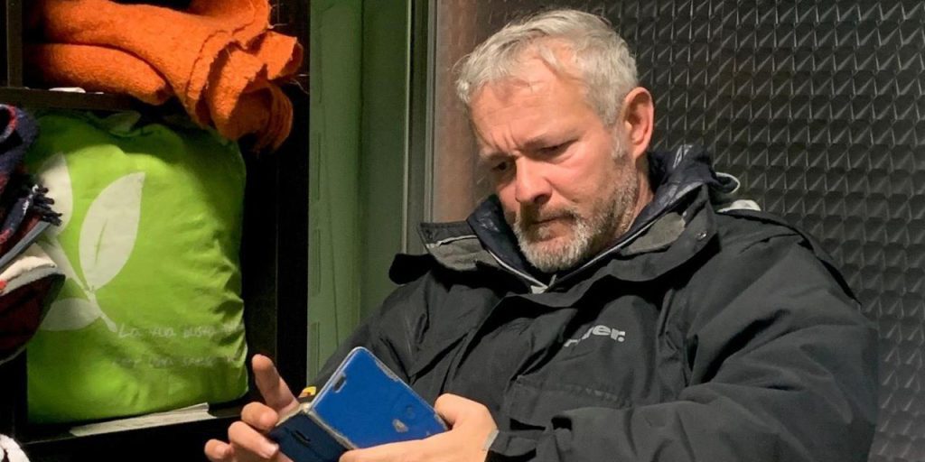 Massimo, senzatetto a Torino, cerca di ricostruire la vita dopo perdita di lavoro e matrimonio