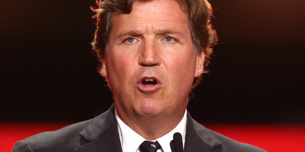 Tucker Carlson critica un sostenitore del presidente e l'FBI durante l'episodio di Theo Von