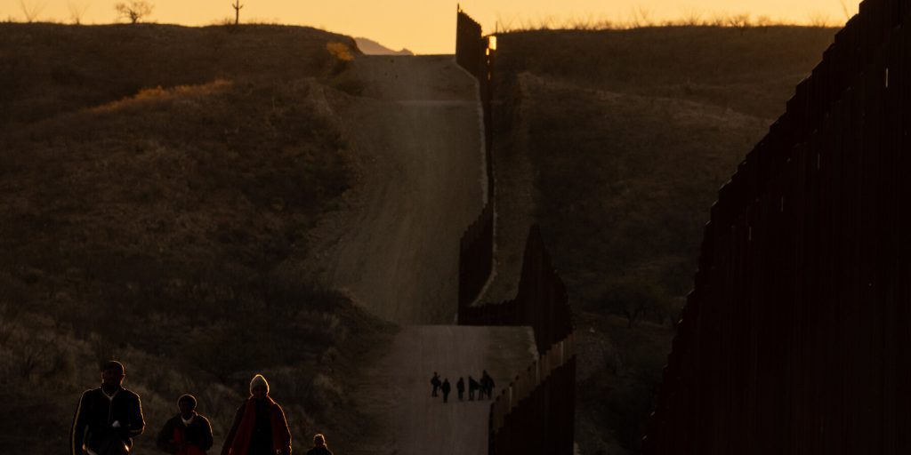 Ufficiale di frontiera degli Stati Uniti in Arizona coinvolto in episodio di sparo che ha ferito un detenuto