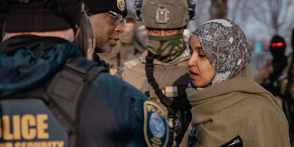 Linee guida sull'immigrazione di Kristi Noem: identiche a una politica bloccata da un giudice federale