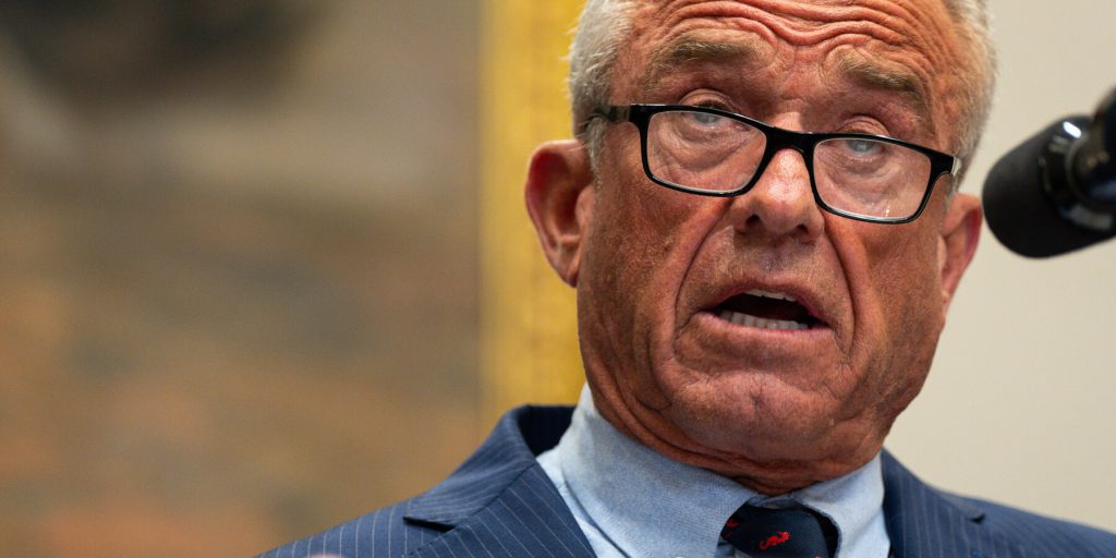 Kennedy lancia tour nazionale: presenta linee guida alimentari e si esclude dalla corsa presidenziale