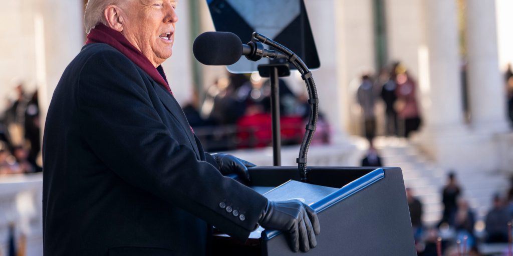 Il Presidente Trump Mischia Politica e Celebrazione nel Giorno dei Veterani