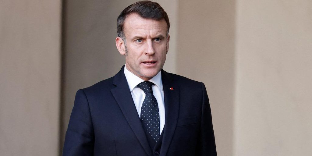 Il 49.3 sospende la riforma pensionistica e aumenta le imposte alle imprese, pesando sul bilancio di Macron