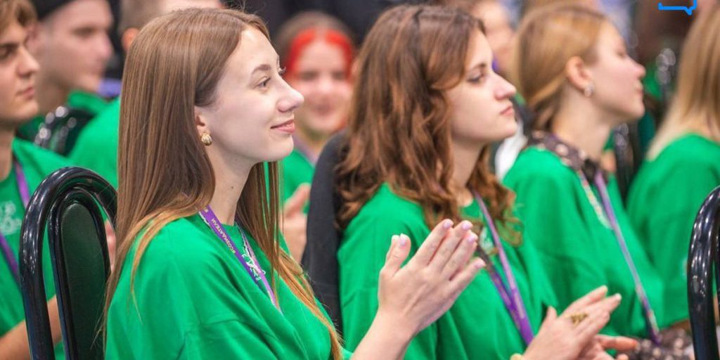 Incontro tra Vasiliy Anokhin e i giovani del forum Smola-2025: un passo verso lo sviluppo di Smolensk