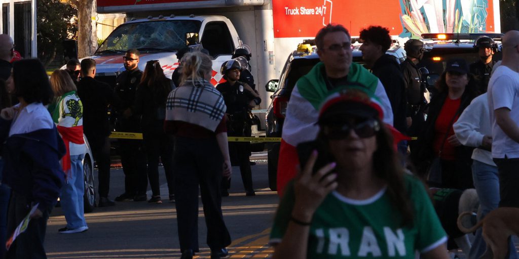 Camion U‑Haul colpisce manifestanti iraniani a Los Angeles