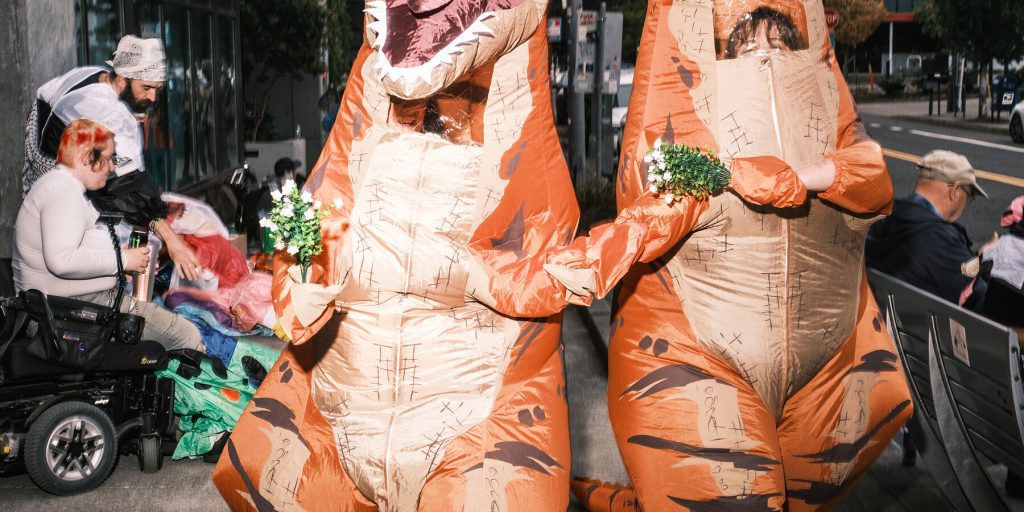Le Proteste a Portland: Una Nuova Tendenza di Resistenza Creativa e Non Violenta