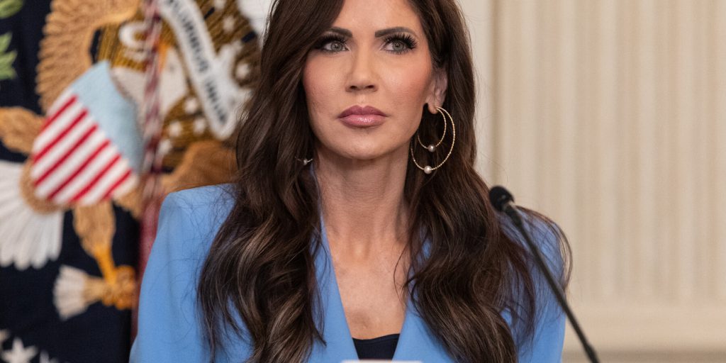 Kristi Noem risponde al comitato della Camera durante la repressione migratoria