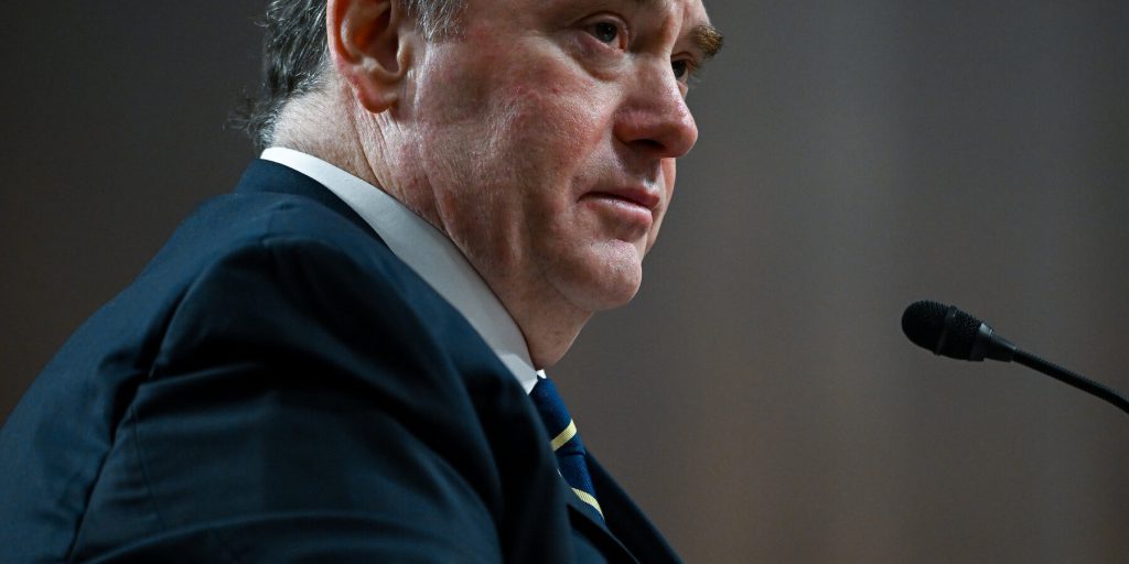 Senatore Mark Kelly e altri legislatori ricordano ai militari l'obbligo di rifiutare ordini illegali