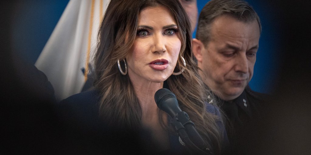 Segretario della sicurezza nazionale annuncia l'invio di centinaia di agenti federali a Minneapolis dopo l'omicidio di Renee Good