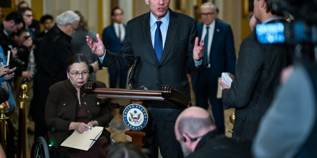 Senatore Warner avverte che un attacco US sull'Iran potrebbe rafforzare il governo iraniano