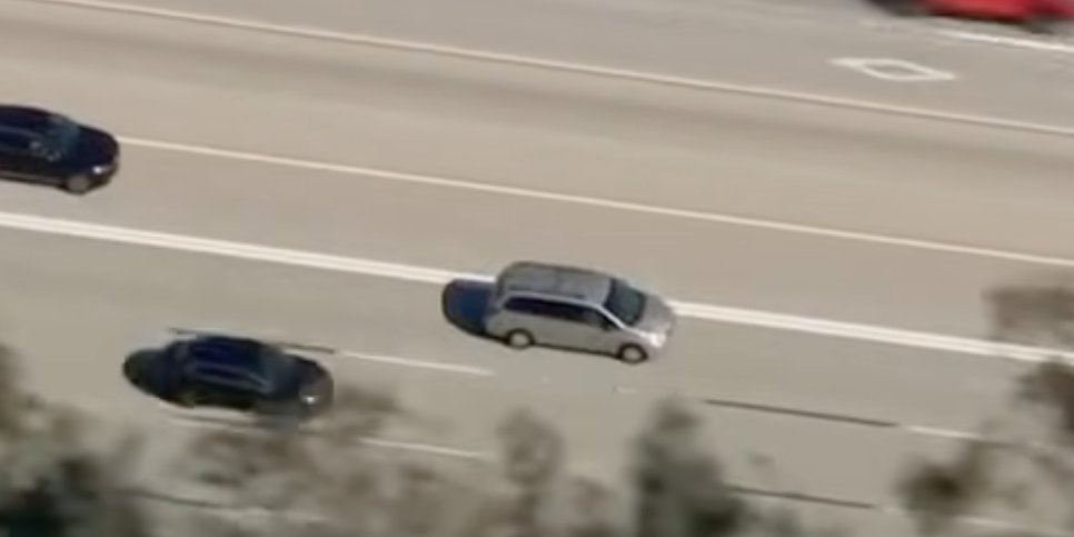 Inseguimento drammatico: donna alla guida di un minivan rubato attraversa quattro contee a 90 miglia all'ora