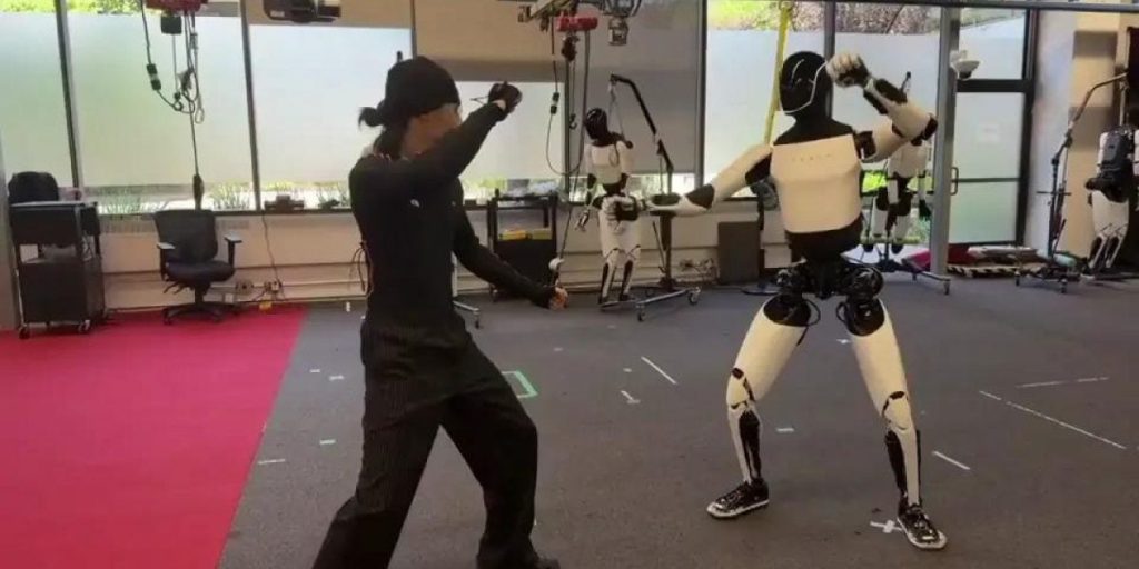 Илон Маск показал, как его робот Tesla учит кунг-фу и взорвал соцсети