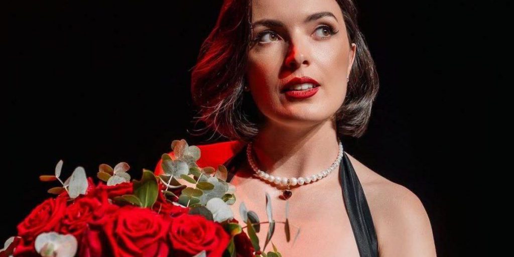 La Comica Manciuk Sposa in Diretta: Una Mossa Coraggiosa che Ha Intrigato i Fan