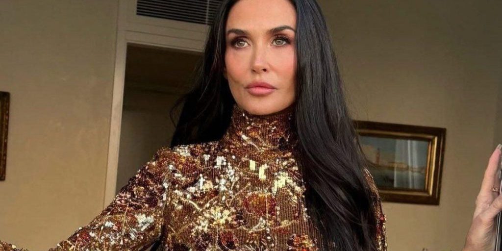 Деми Мур удивила сменой имиджа: она вернулась к культовой прическе 90-х