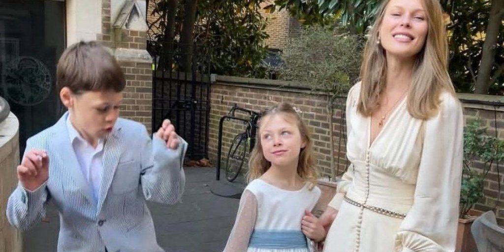 Фреймут показала младших детей на прогулке в осеннем Лондоне
