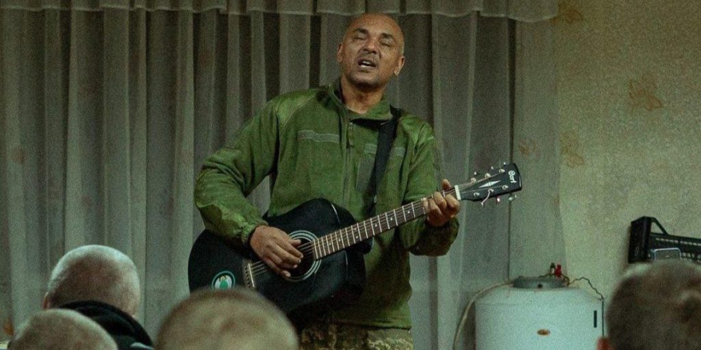 "Приказ - работать с гитарой": лидер группы The Вйо откровенно рассказал о своей службе