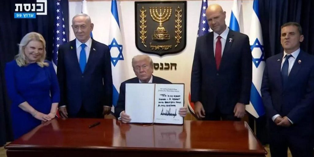 Trump annuncia la fine della guerra nella Striscia di Gaza e parte per il vertice di pace in Egitto