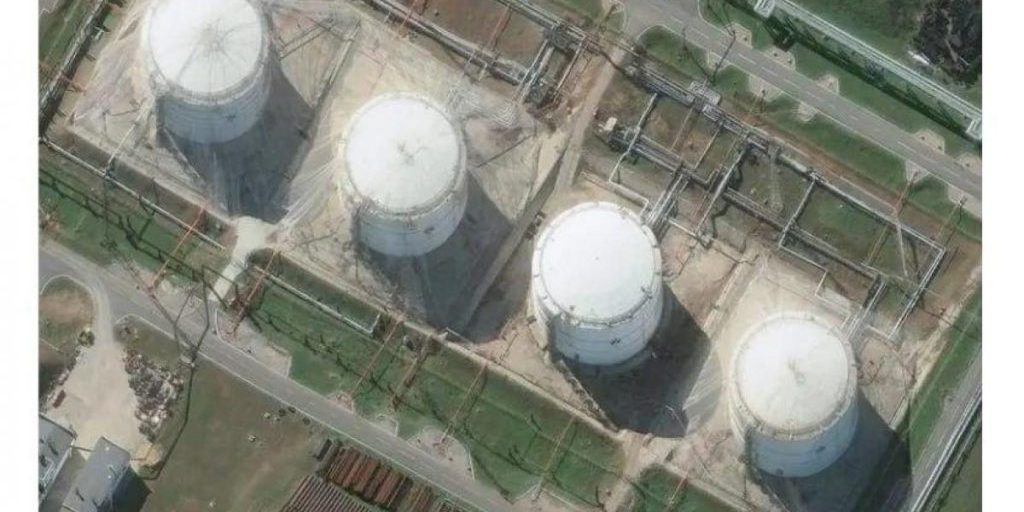 Дым и противодронные сети: спутниковые снимки запечатлели российские НПЗ в огне