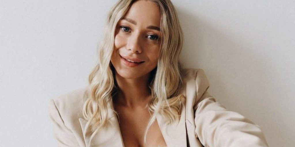 La moglie di Pavlik svela il risultato dell'ultimo intervento di chirurgia plastica: una trasformazione sorprendente 

Approfondimento
La chirurgia plastica è una pratica sempre più comune tra le celebrità e le persone che desiderano migliorare il loro aspetto. La moglie di Pavlik, una nota blogger, non fa eccezione e ha già sottoposto il suo corpo a più interventi di chirurgia plastica.

Possibili Conseguenze
Gli interventi di chirurgia plastica possono avere conseguenze sia positive che negative. Se eseguiti correttamente, possono migliorare notevolmente l'aspetto e la fiducia di una persona, ma possono anche comportare rischi per la salute se non eseguiti in modo appropriato.

Opinione
Non è possibile esprimere un'opinione oggettiva su questo argomento, poiché le scelte relative alla chirurgia plastica sono strettamente personali e dipendono dalle esigenze e dalle preferenze individuali.

Analisi Critica dei Fatti
È importante notare che la chirurgia plastica non è una soluzione miracolosa per i problemi di autostima o di immagine corporea. È fondamentale affrontare le cause profonde di questi problemi e considerare le possibili conseguenze a lungo termine degli interventi di chirurgia plastica.

Relazioni con altri fatti
La chirurgia plastica è un argomento che può essere collegato a molti altri aspetti della società, come la pressione dei social media, le aspettative sulla bellezza e la salute mentale.

Contesto storico
La chirurgia plastica ha una lunga storia e ha subito molti cambiamenti nel corso degli anni. Oggi, grazie ai progressi della tecnologia e della medicina, gli interventi di chirurgia plastica sono più sicuri e accessibili che mai.

Fonti
Fonte: RSS Fonte