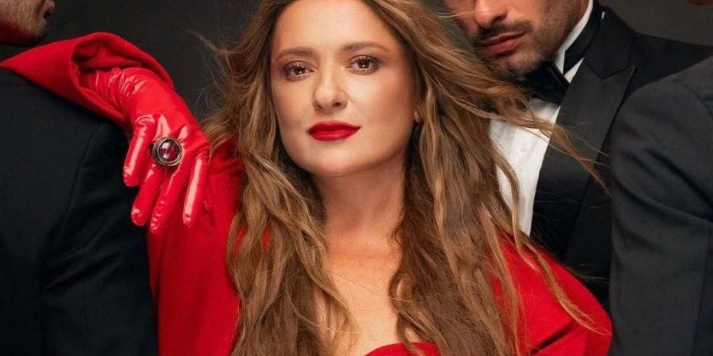 La cantante Mogilevskaya a 50 anni sfodera numeri acrobatici mozzafiato sul palco grazie a dieta e allenamento