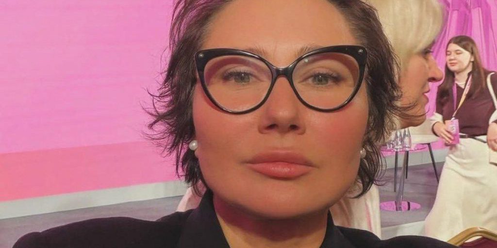 La madre aiuta la figlia più giovane a decorare la casa e a scegliere il vestito per le festività