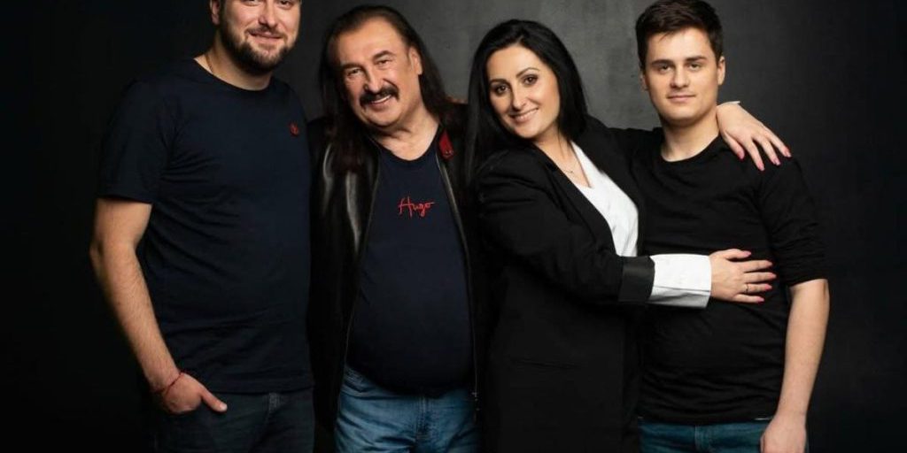 I figli di Stepan Higi si mettono in contatto dopo il funerale e fanno una promessa commovente