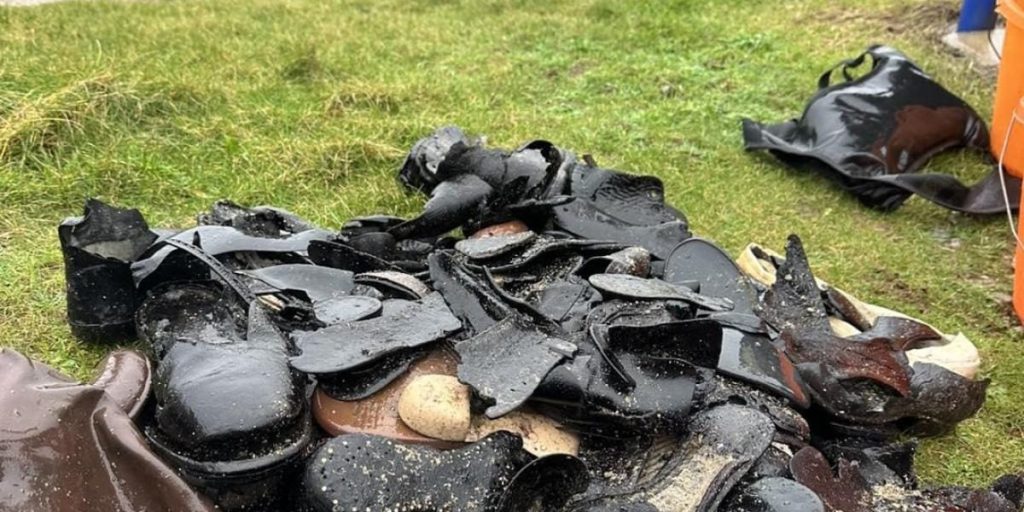 Scoperta di quasi 500 scarpe di cuoio del XIX secolo sul lungomare