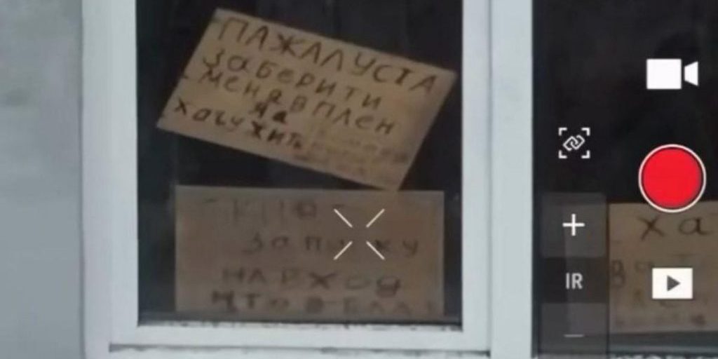 Occupante lascia cartello chiedendo di essere preso in prigionia per salvare la vita