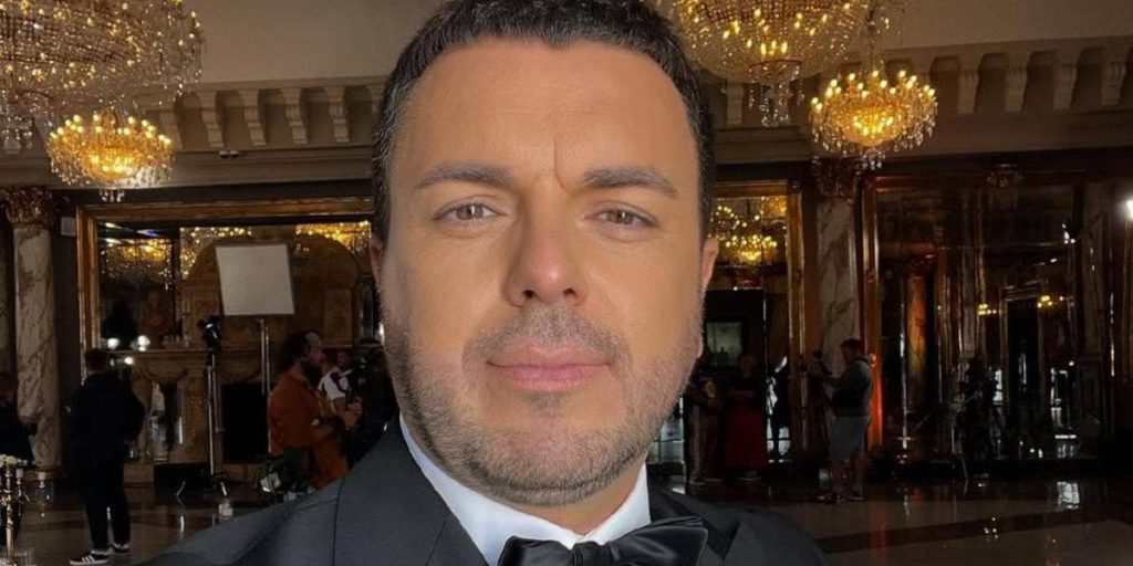 Showman afferma di aver conseguito un dottorato di filosofia, ma nessuna conferma ufficiale