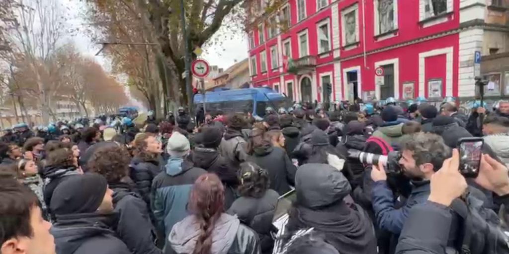 Polizia e Carabinieri sgomberano il centro sociale Askatasuna a Torino
