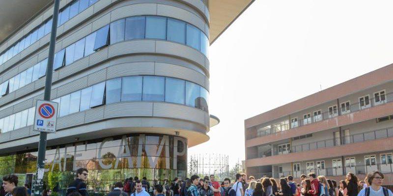 Rapina di un architetto in auto car sharing davanti al Campus Einaudi