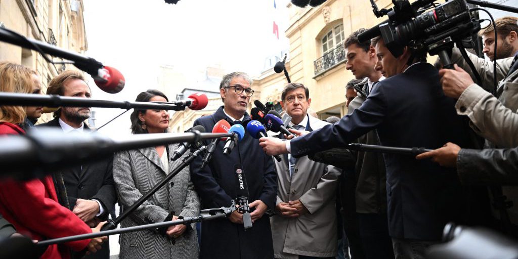 La Sinistra Francese Mantiene la Pressione per la Nomina di un Primo Ministro di Propria Fazione