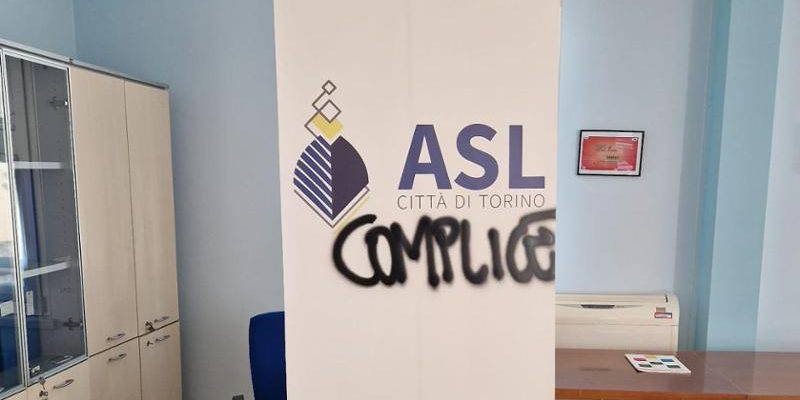 Anarchisti protestano all'ASL di Torino: imbrattano i muri per denunciare ostacoli all'accesso alla salute