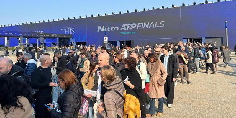 Torneo di tennis in pieno svolgimento: migliaia di tifosi in attesa dei primi match degli Atp Finals